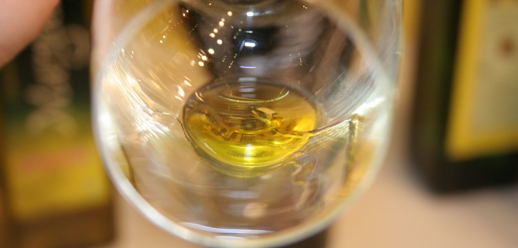 Una copa amb unes gotes d'oli d'oliva a l'interior.