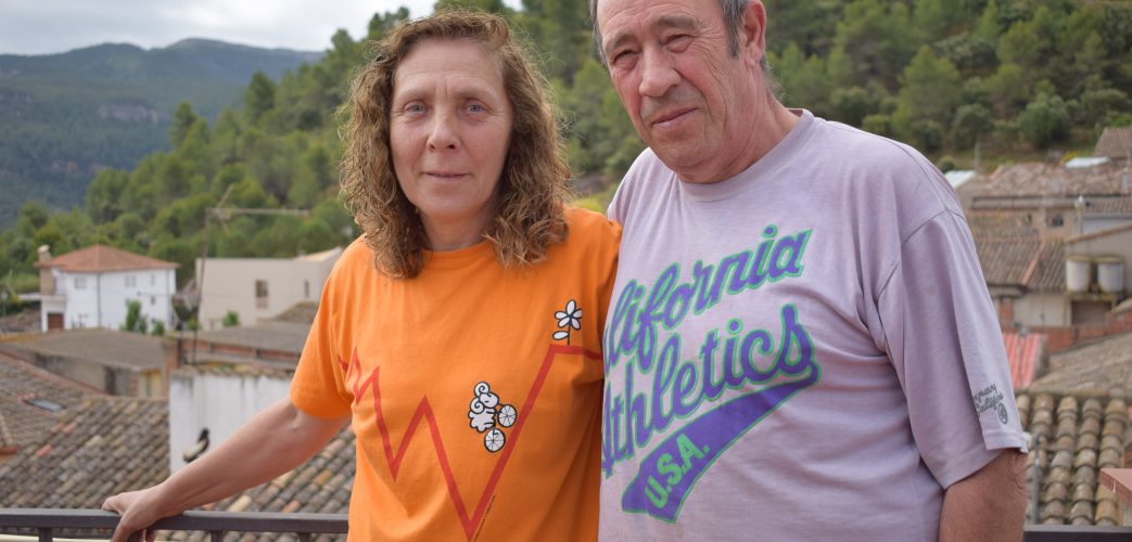 Enriqueta Muntané i Joan Salvador Vernet al terrat de Ca la Viola a Marçà (Priorat).