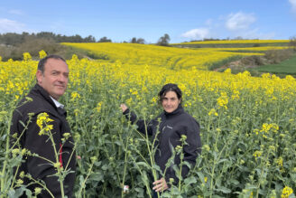 El pagès i soci de l'ADV de Conreus Herbacis Sostenibles, Pep Gual, i la tècnica de l'ADV, Sara Vila, col·locant una de les capsetes amb capolls de sírfids
