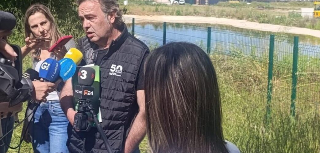 Marc Xifra, responsable nacional del sector Boví de llet d'Unió de Pagesos, atenent els mitjans davant d'un dels camps afectats pel projecte. FOTO: Unió de Pagesos