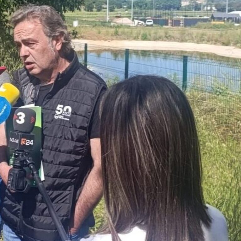 Marc Xifra, responsable nacional del sector Boví de llet d'Unió de Pagesos, atenent els mitjans davant d'un dels camps afectats pel projecte. FOTO: Unió de Pagesos