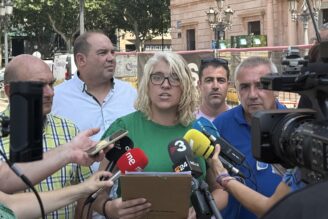 La responsable de Temporers i Conveni del Camp d'Unió de Pagesos, Carol Aixut, atenent els mitjans.