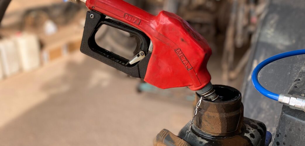 Un sortidor de gasoil omplint el dipòsit d'un tractor.