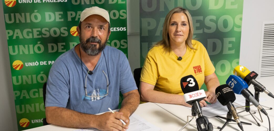 El ramader empordanès Pino Delàs i la coordinadora nacional d'Unió de Pagesos durant la roda de premsa a Girona.