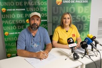 El ramader empordanès Pino Delàs i la coordinadora nacional d'Unió de Pagesos durant la roda de premsa a Girona.