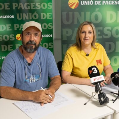 El ramader empordanès Pino Delàs i la coordinadora nacional d'Unió de Pagesos durant la roda de premsa a Girona.
