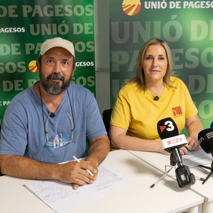 El ramader empordanès Pino Delàs i la coordinadora nacional d'Unió de Pagesos durant la roda de premsa a Girona.